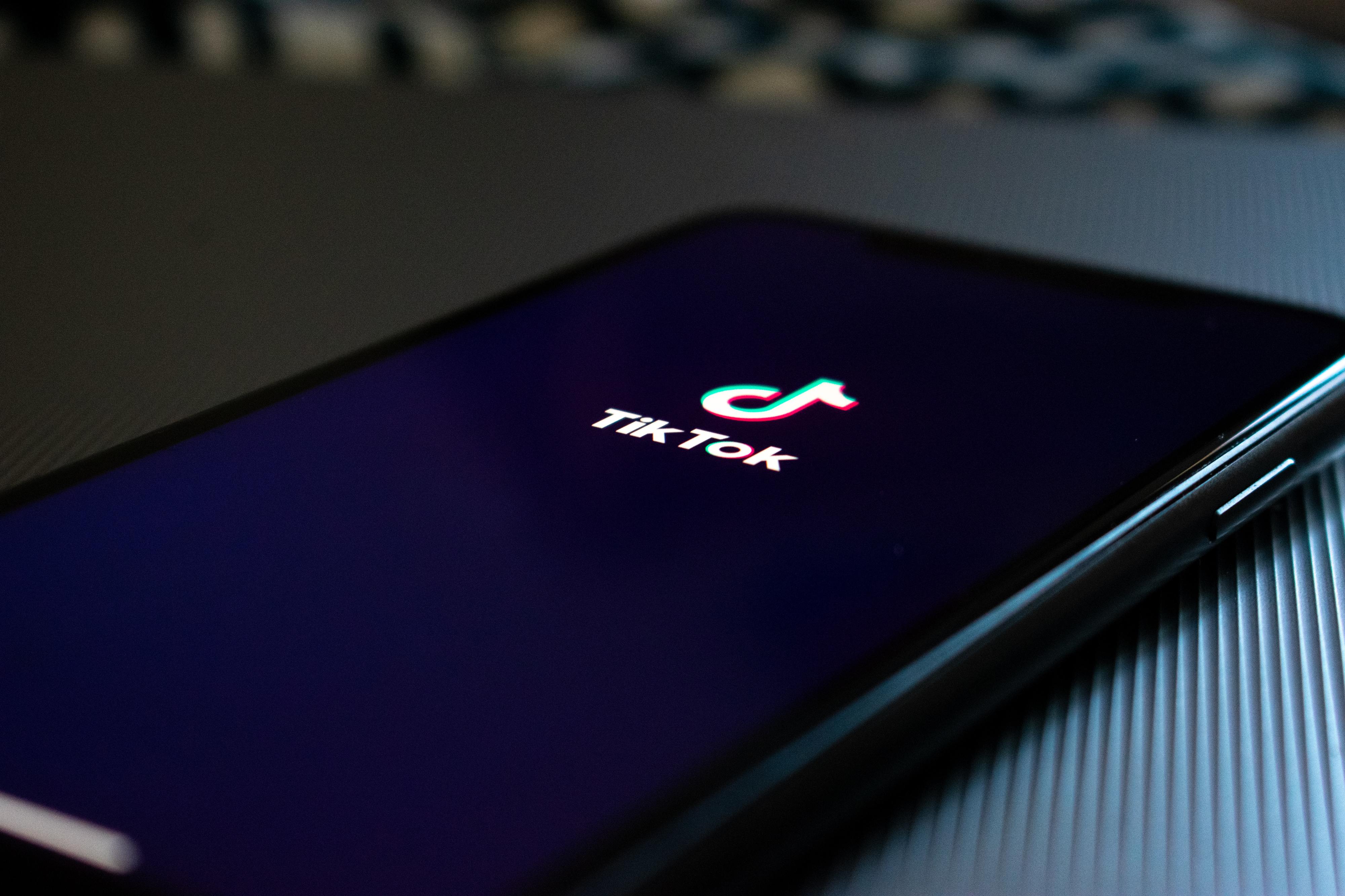 Pais vão passar a ter mais controlo sobre o que os filhos podem fazer no Tik Tok