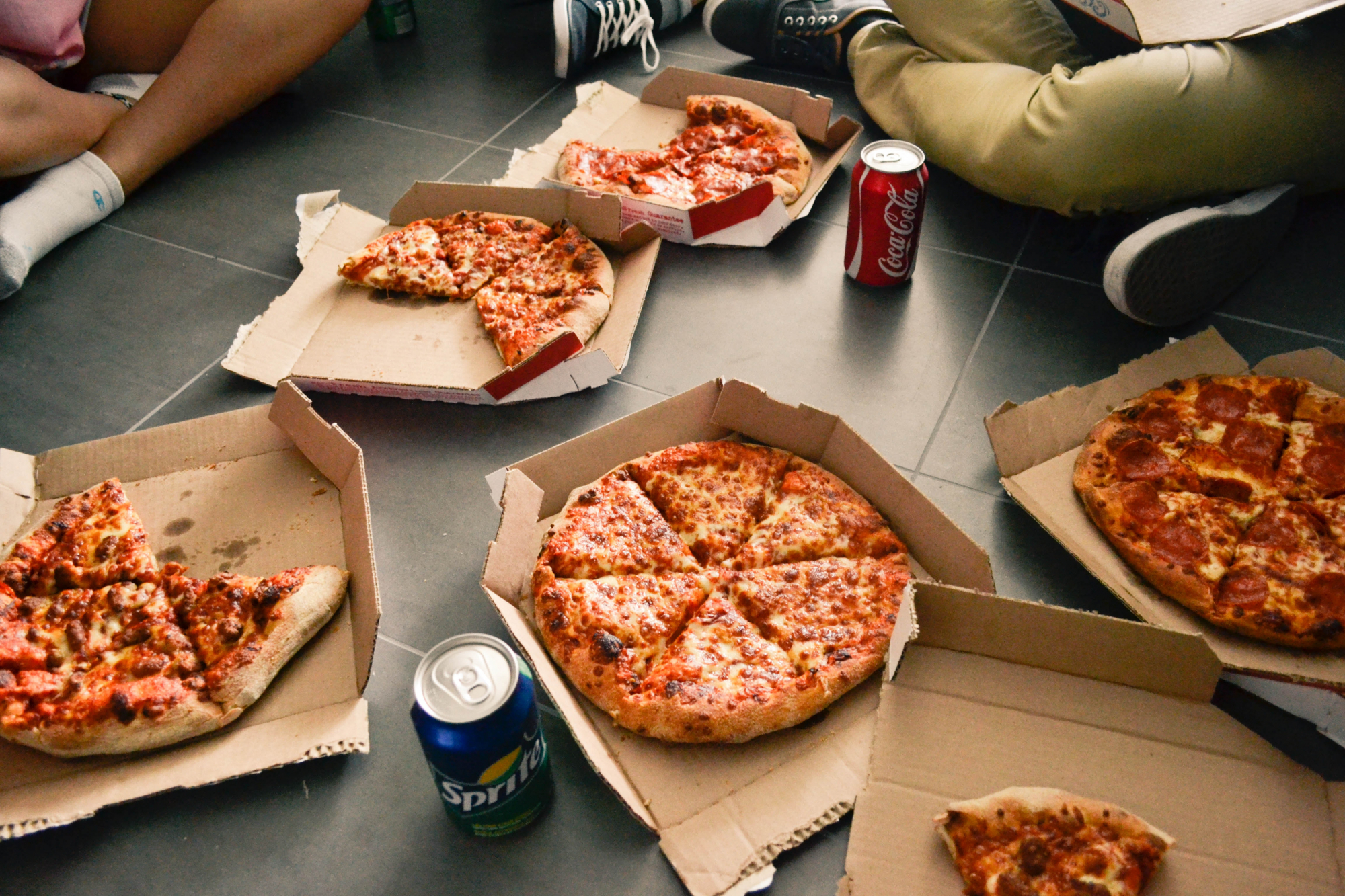 Caixas de pizza e outras 8 coisas que (provavelmente) anda a reciclar mal
