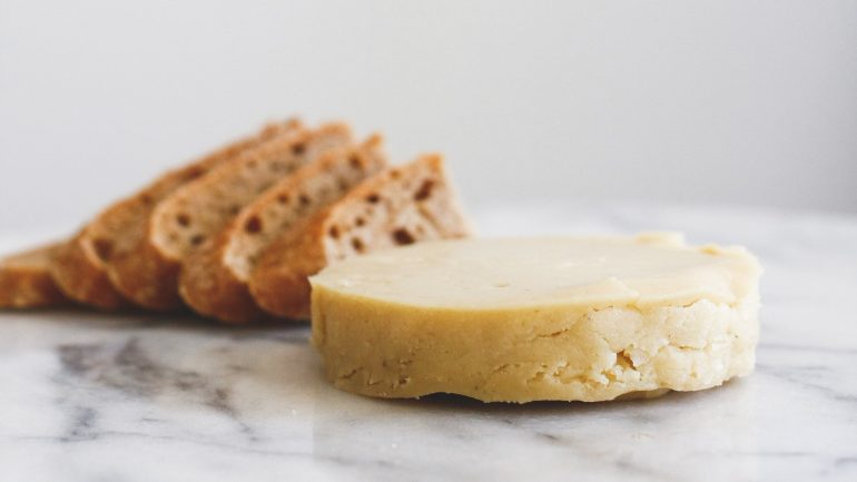 Tosta com semicurado de caju (8€)