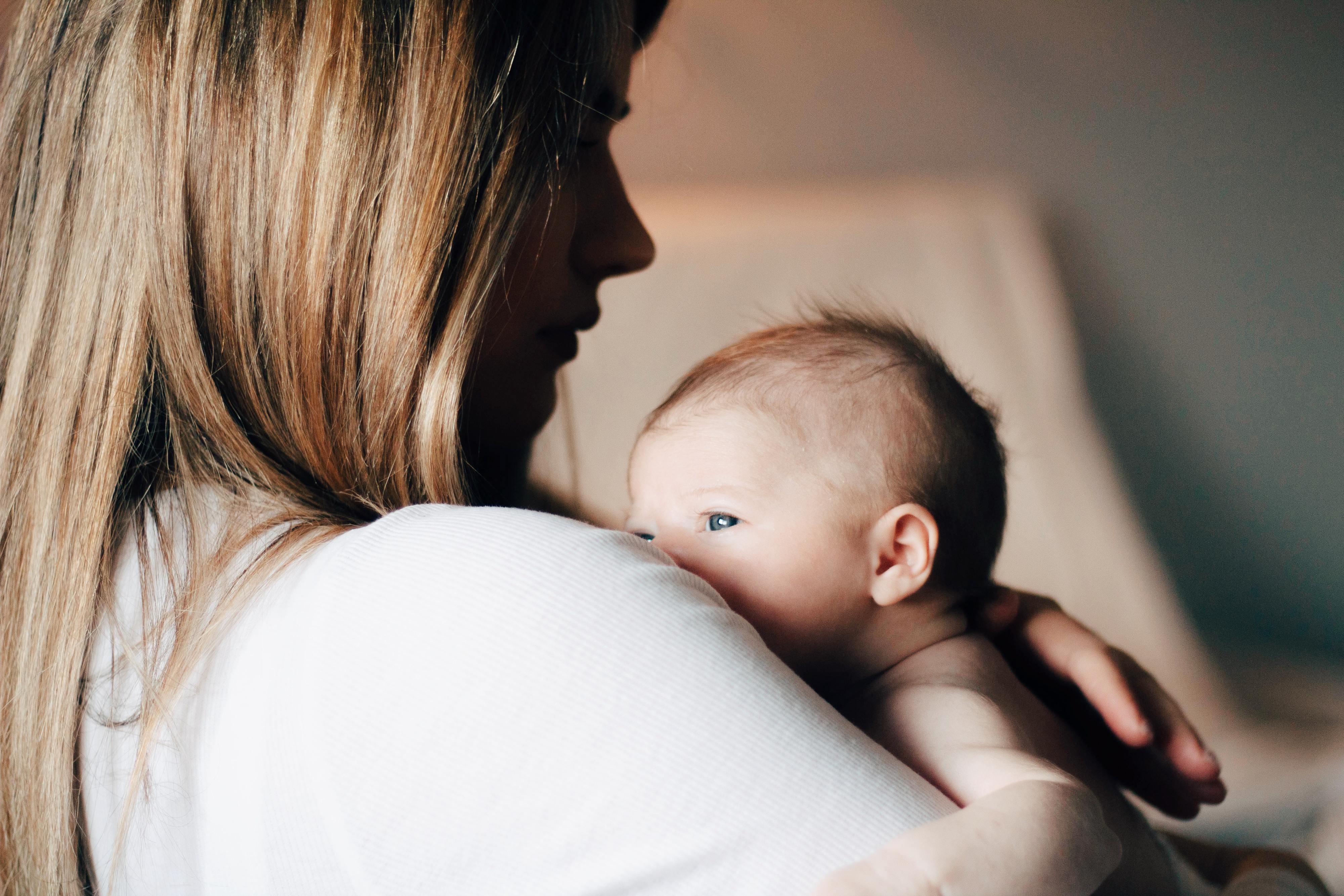 Mães que apoiam Mães. O projeto que ajuda as mulheres a lidar com a fase difícil que é a chegada de um bebé