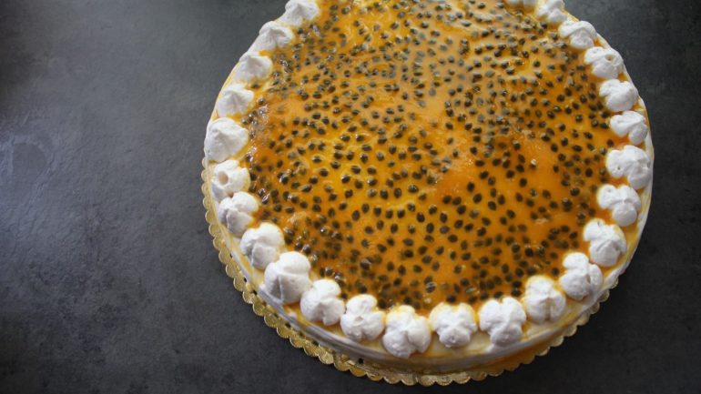 O bolo de baunilha com chantilly e maracujá é uma das opções para encomenda