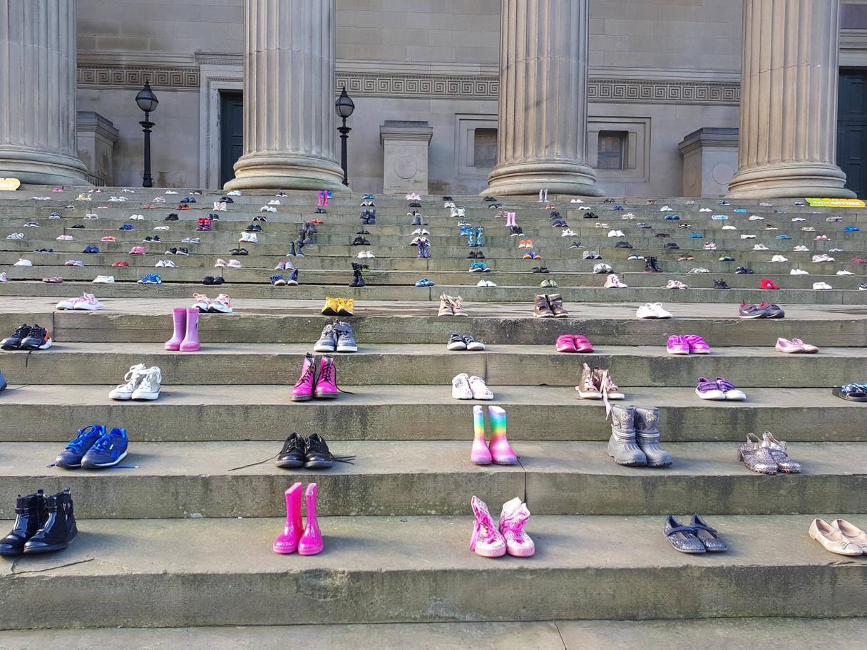 Estes sapatos representam as crianças que se suicidaram em 2017