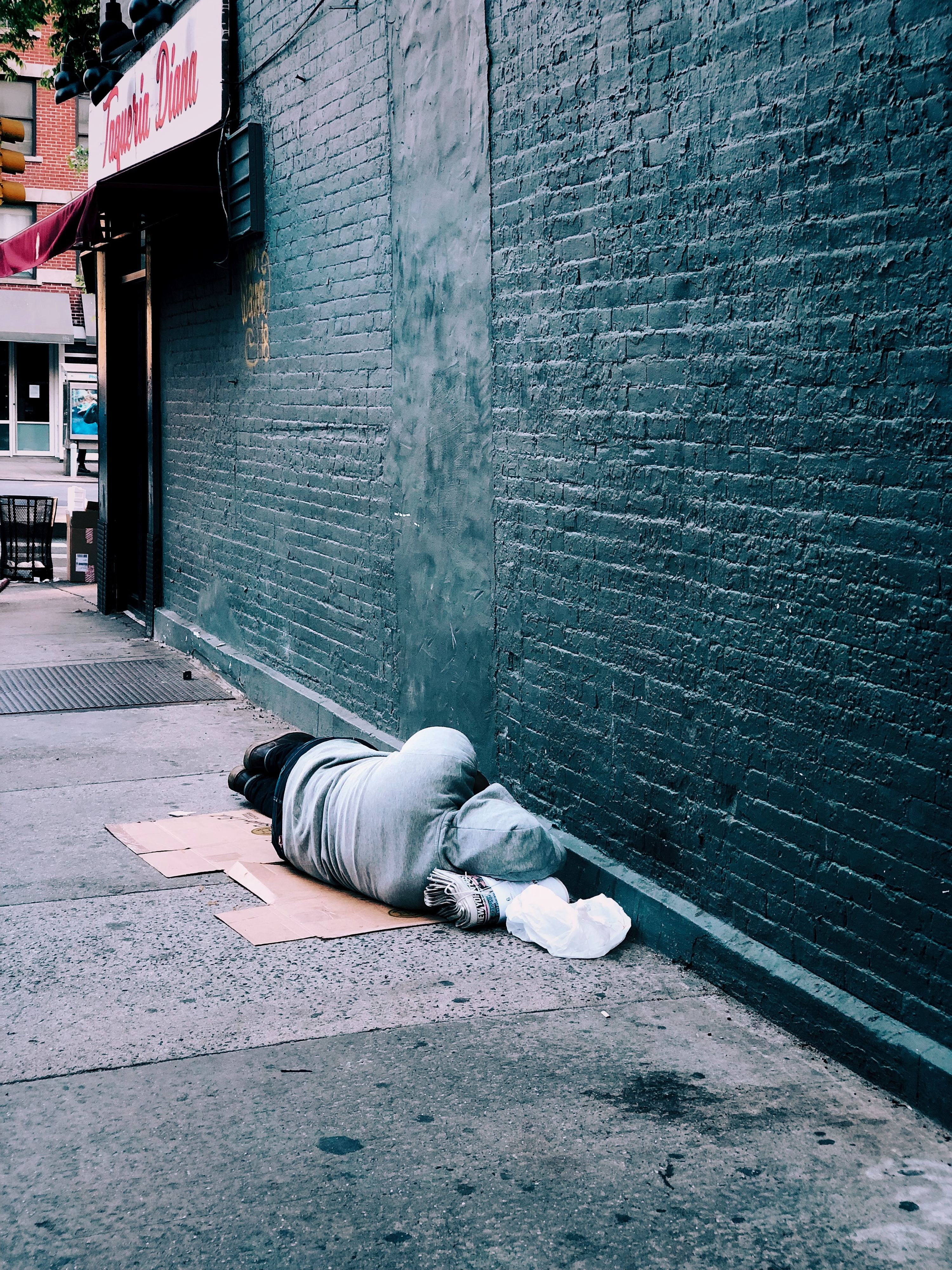 Sem-abrigo esteve morto na rua durante mais de 3 horas