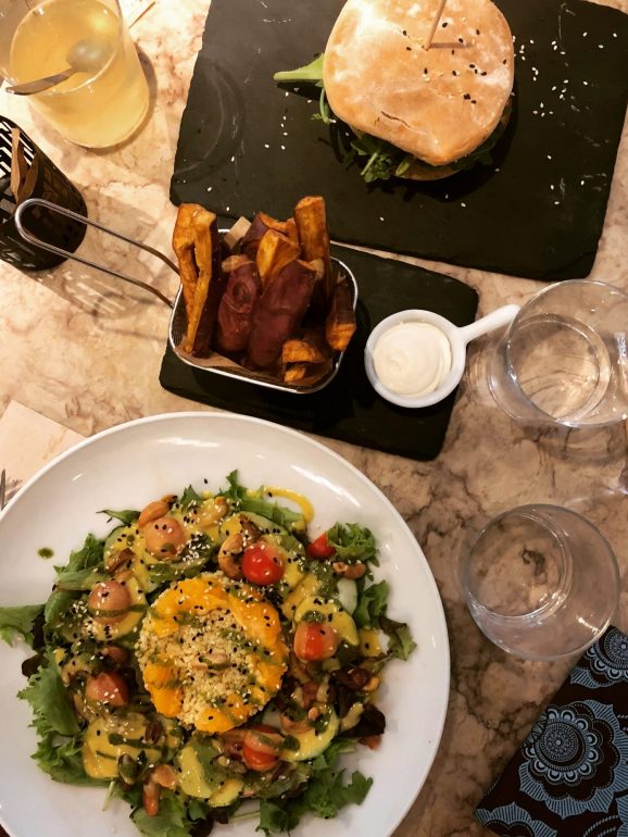De um lado uma salada cítrica, do outro um hambúrguer de lentilhas com umas gordinhas (e incríveis) batatas fritas