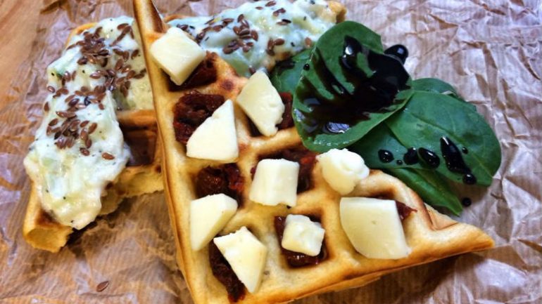 Hungry waffles com topping de tzatziki (5,10€)