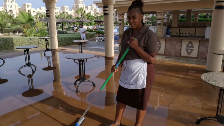 Vânia Borges é empregada de limpeza no Hotel Riu Touareg