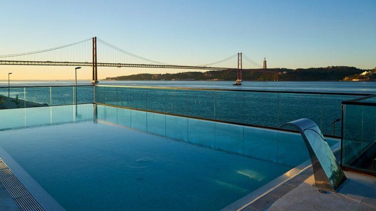 Mesmo depois do fecho da piscina, pode continuar no bar até às duas da manhã