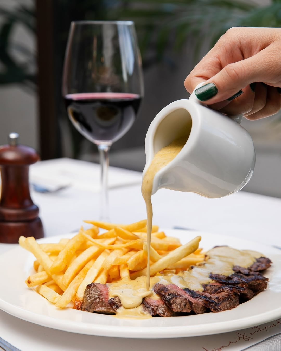 L’Entrecôte de Paris. O novo restaurante de Lisboa onde pode comer a torre Eiffel (e um molho com 21 ingredientes)