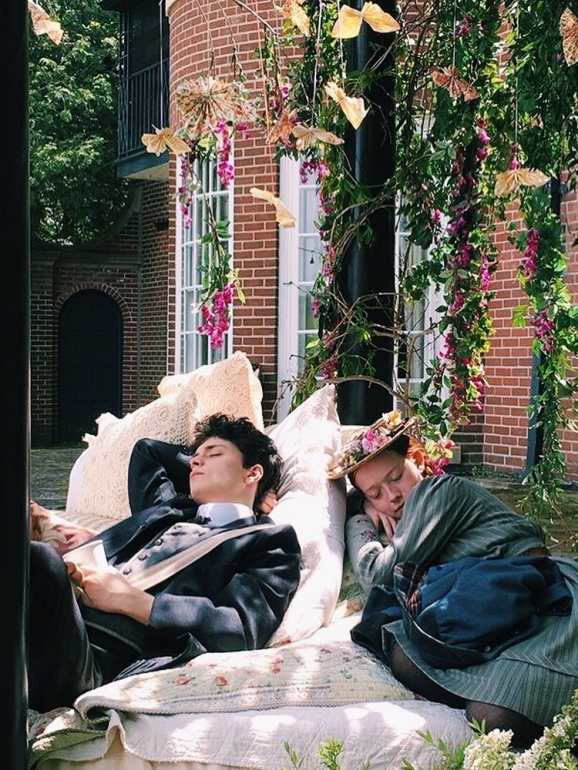 Lucas Jade Zumann interpreta o papel de Gilbert Blythe, um rapaz que Ana consegue odiar tanto como amar