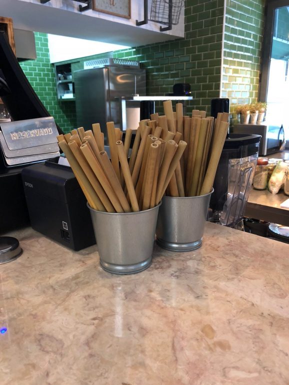 As palhinhas são de bambu e parte da loiça é feita de madeira ou vidro reciclado