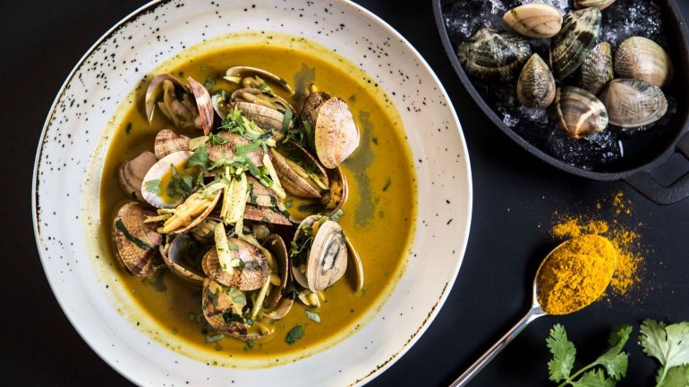 Vá por nós e experimente as amêijoas garam masala para entrada