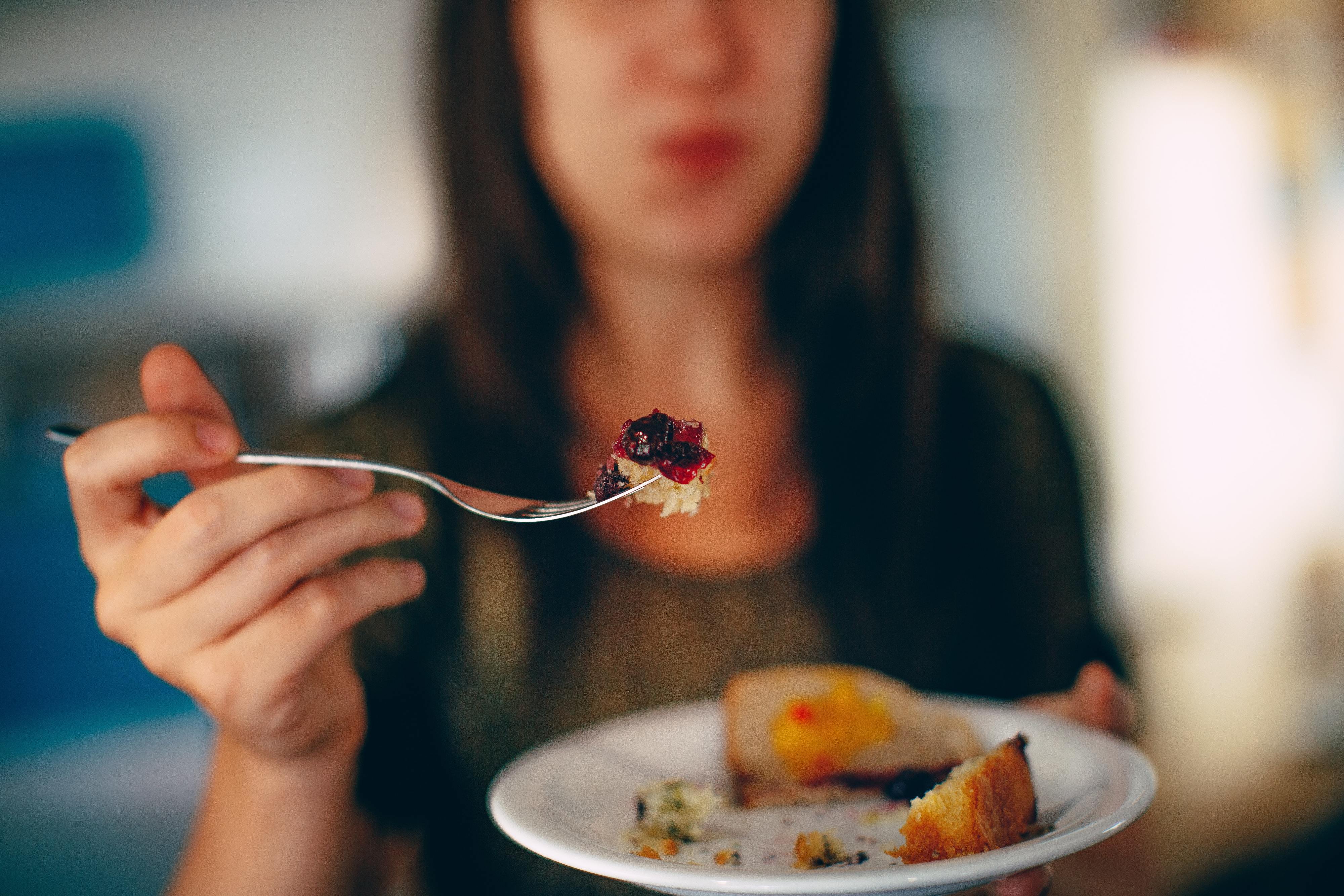 “Assim que ficava sozinha, comia tudo o que não tinha comido antes”. Entenda o que é o transtorno de compulsão alimentar