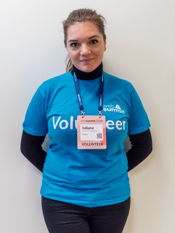 Luliana Cergedean, 32 anos, trabalha no departamento de IT da Oracle e costuma voluntariar-se para eventos para conseguir tirar proveito dos mesmos, sem ter de pagar a entrada.