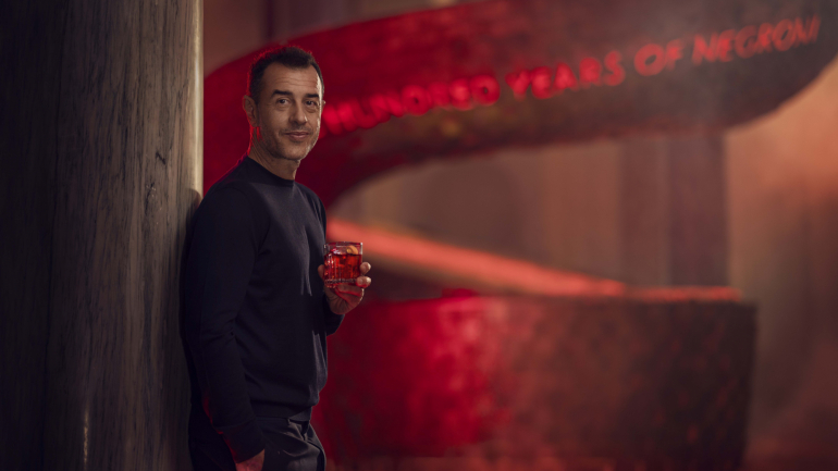 O realizador italiano Matteo Garroni foi o escolhido para realizar uma curta-metragem da série 'Red Diaries' que tem o Negroni como personagem secundária