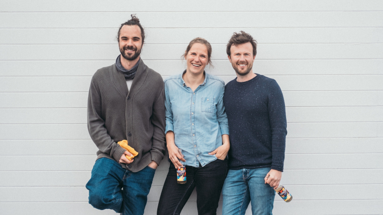 Nils Schwentkowsi, Steffi Hunstock e Hendrik Raufmann são os produtores deste refrigerante feito à base de ingredientes naturais