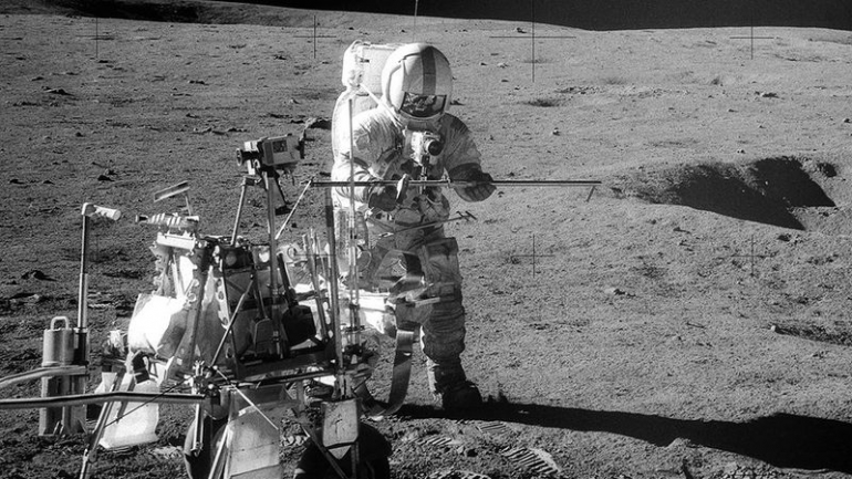 Sabia que deixámos plástico na lua? 9 objetos que ficaram para trás