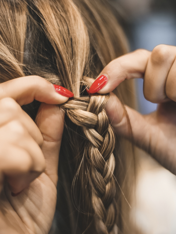 Sugestão de penteado: um semi apanhado com tranças