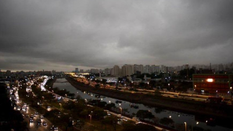 São Paulo escureceu às 15 horas