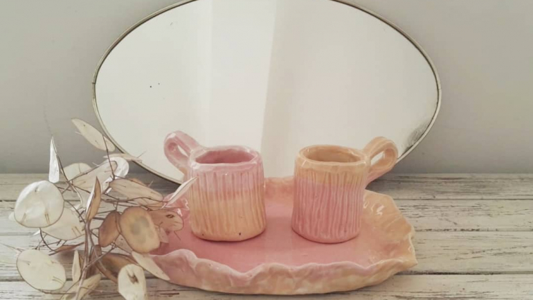 Conjunto de duas chávenas de café em tons rosa juntamente com um prato (55€)
