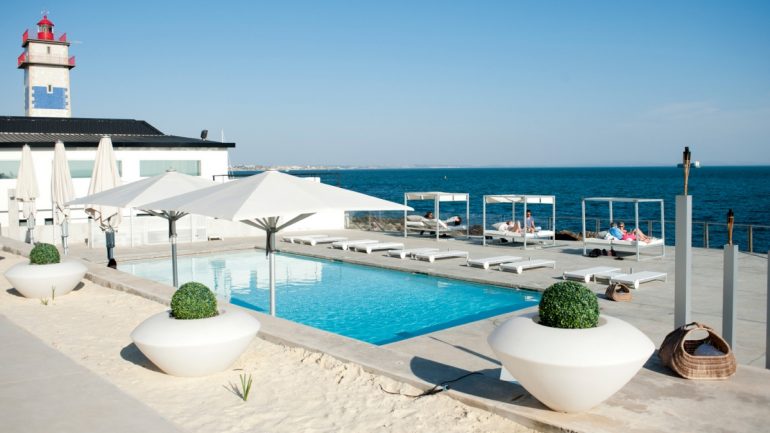 No Farol Hotel, encontra uma piscina de água salgada mesmo junto ao mar