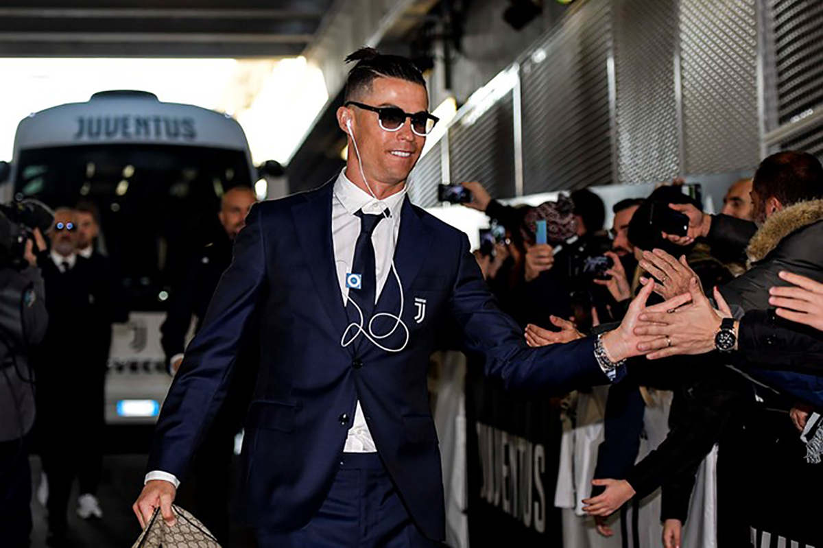 Cristiano Ronaldo usa iPod shuffle de 2005 e é gozado pelos fãs no twitter