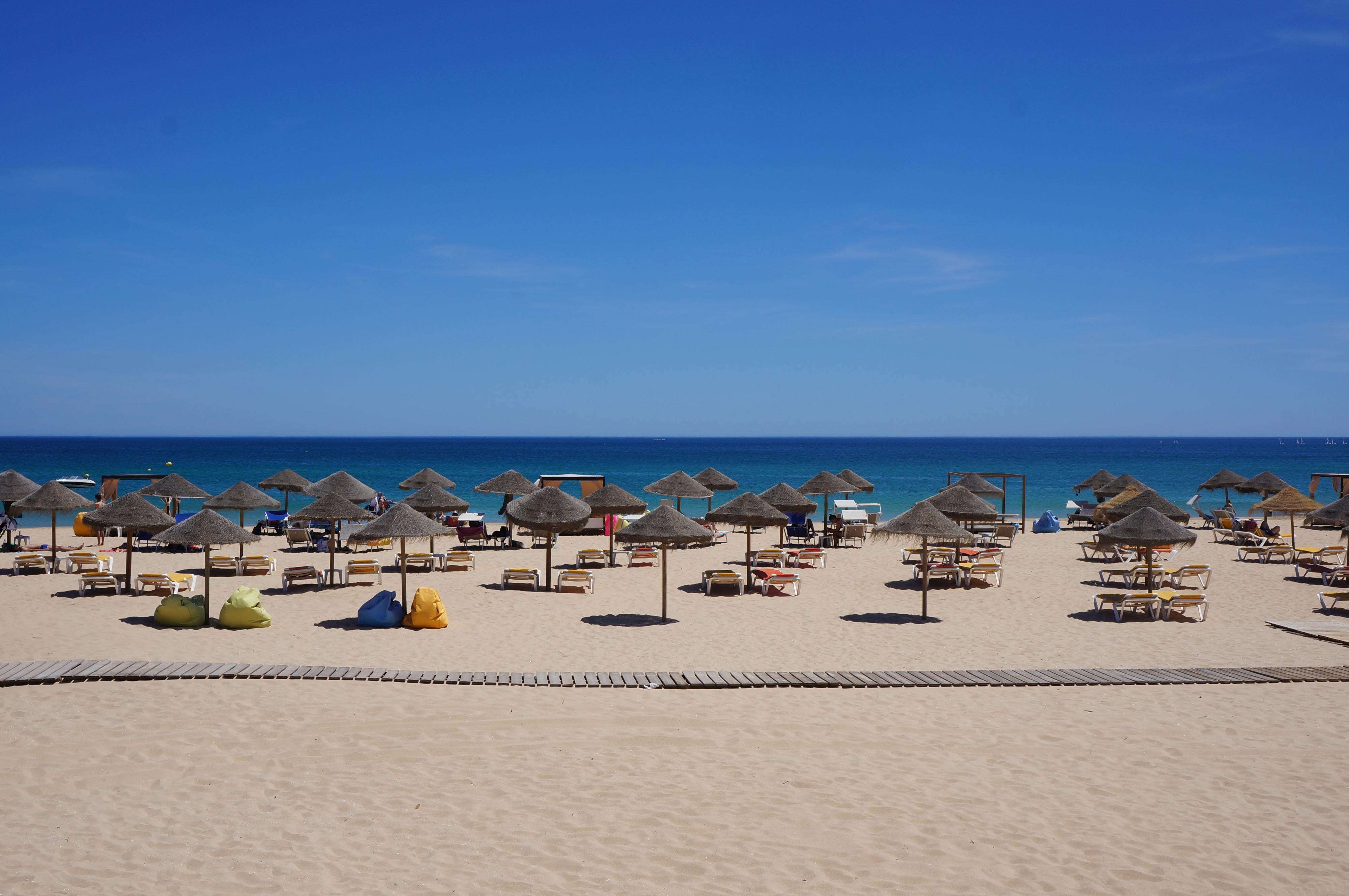 4 a 6 pessoas por chapéu de sol e proibição de grupos com mais de 10 — o que está a ser estudado para as praias