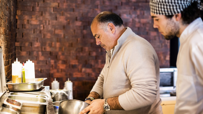 Adora cozinhar e não lhe perdeu o jeito. Quando viu que um dos pratos da mesa não estava em condições, foi à cozinha e preparou tudo de raiz