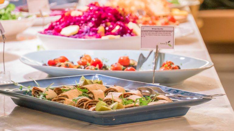 Nos restaurantes DaTerra, as refeições são servidas em modo buffet