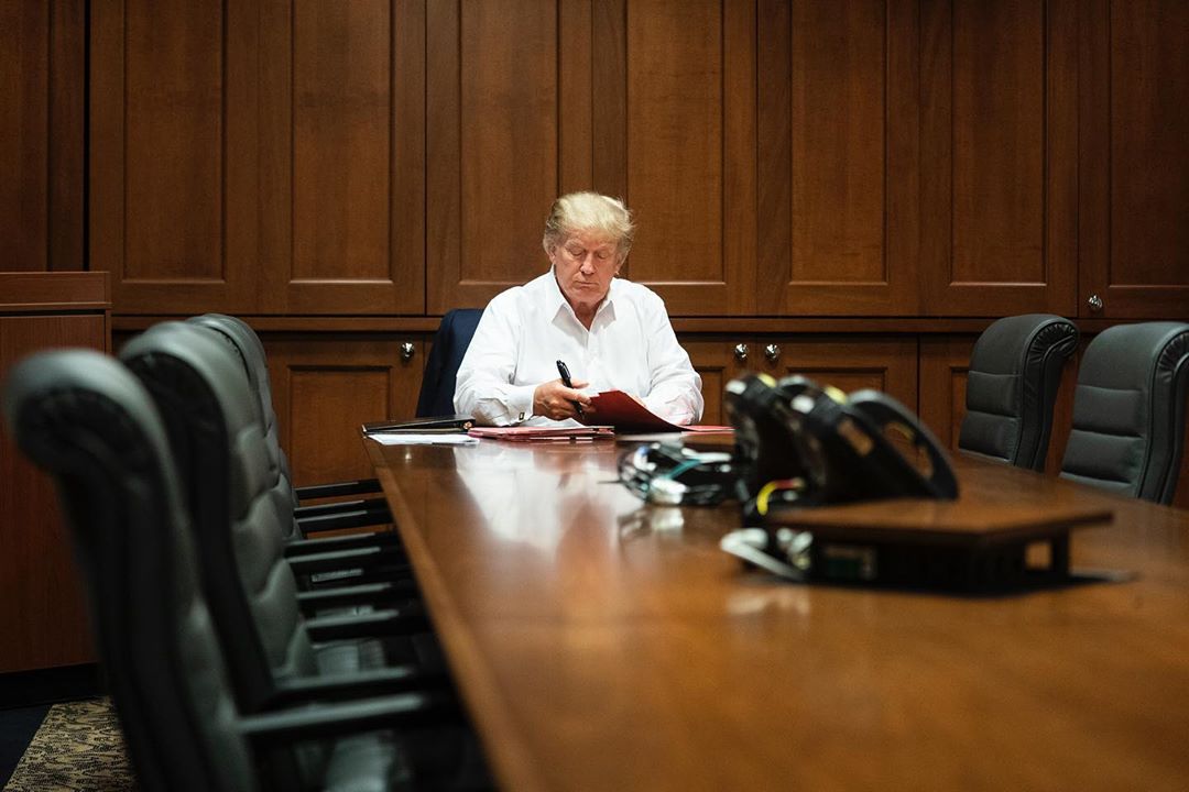 Trump diz que aprendeu “muitas coisas novas” sobre a COVID-19. Depois, fechou-se em carro blindado com agentes secretos