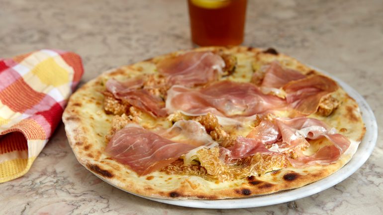 A chegada da pizza de presunto e figos faz crescer ainda mais as filas de espera do Casanova