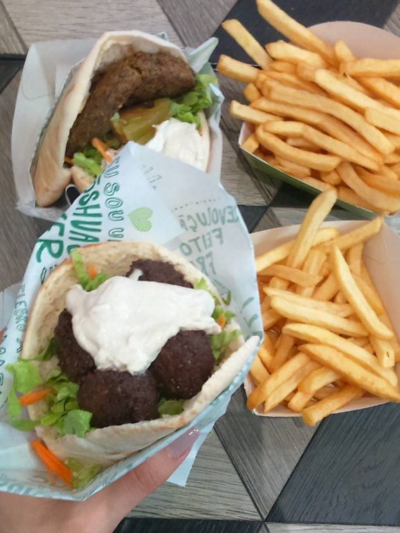No Joshua Shoarma é fácil encontrar opções veganas. O falafel, por exemplo, é feito à base de grão e especiarias