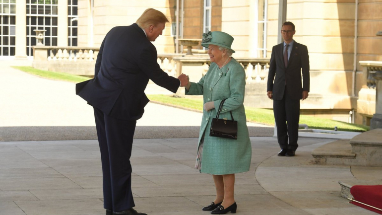 O momento em que Trump cumprimenta a rainha 