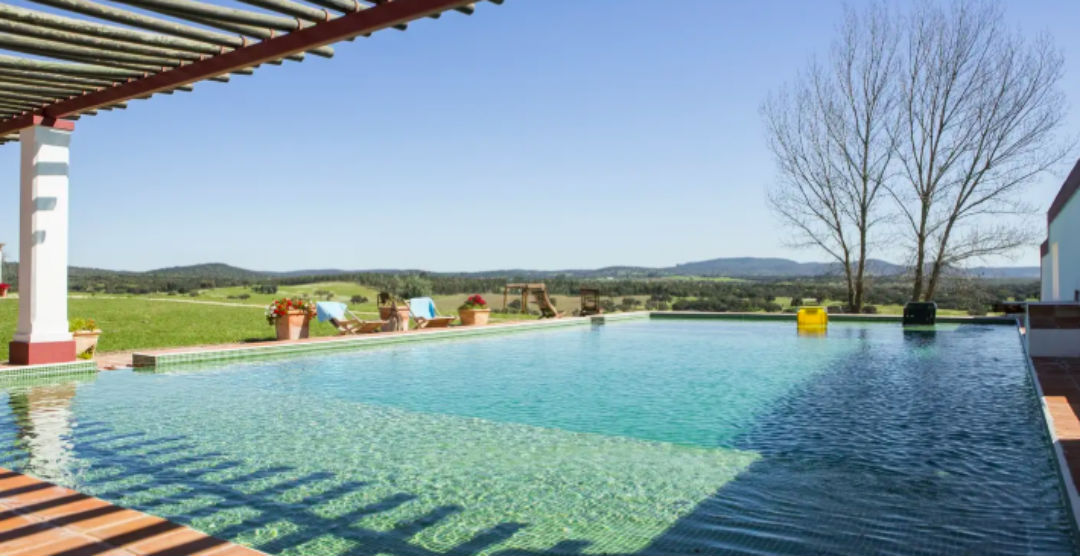 10 casas com piscina para arrendar em agosto (a partir de 100€ por semana)