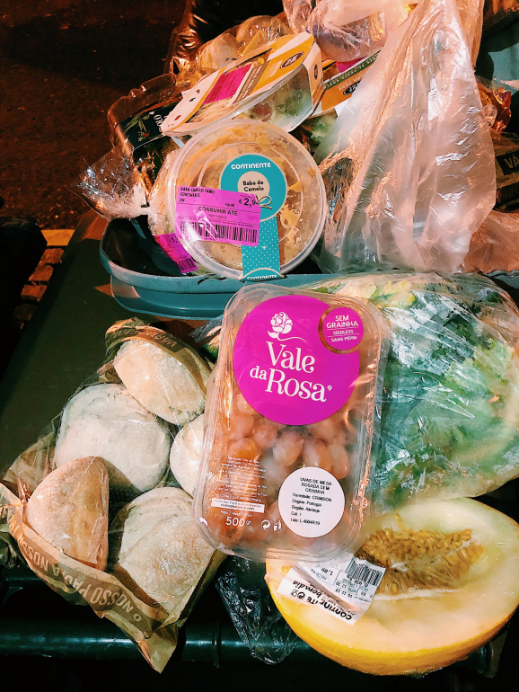 Tudo isto estava no lixo. Falamos de pão do dia anterior, mas de fruta e legumes intactos e prontos a serem consumidos