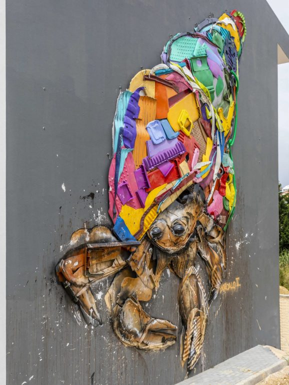  A instalação artística de Bordalo II é feita com lixo que veio dar à costa