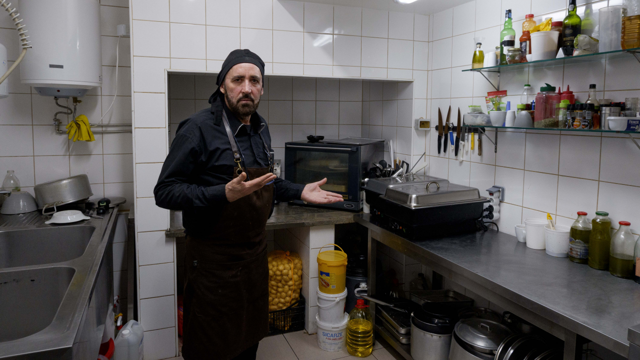 Leonel Carvalho mostra a cozinha do restaurante à MAGG 