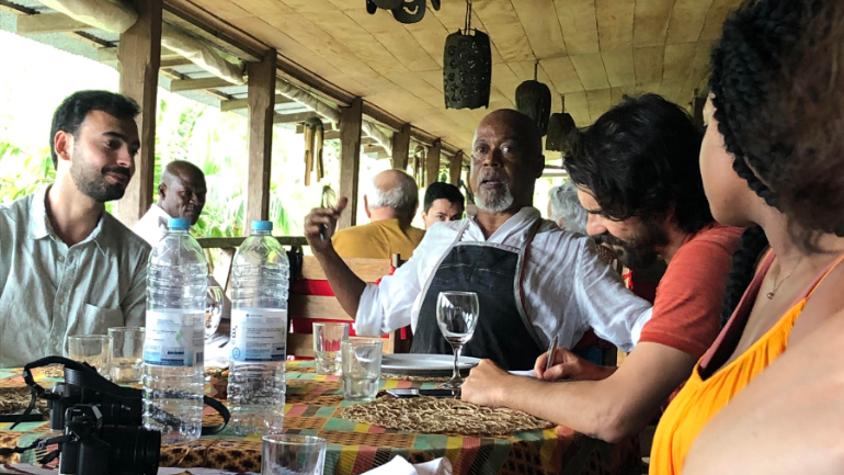 O chefe João Carlos Silva faz questão de se sentar à mesa com os clientes do restaurante 