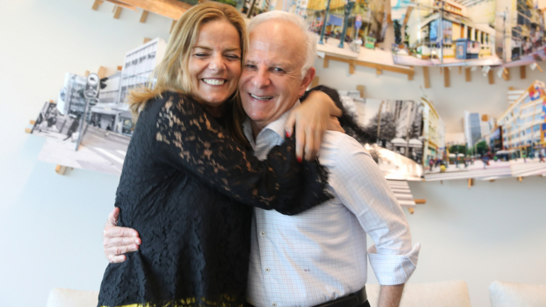 O abraço entre Miguel Krigsner e Francisca Távora, relações públicas da marca em Portugal, mostra o tipo de relação que o presidente do grupo tem com os colaboradores