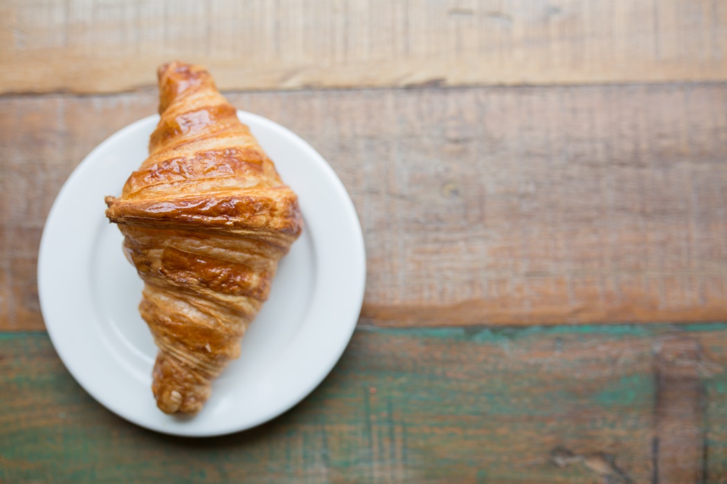 Vale mesmo a pena pedir um croissant ou pão integral ou vai dar ao mesmo? Nutricionistas explicam