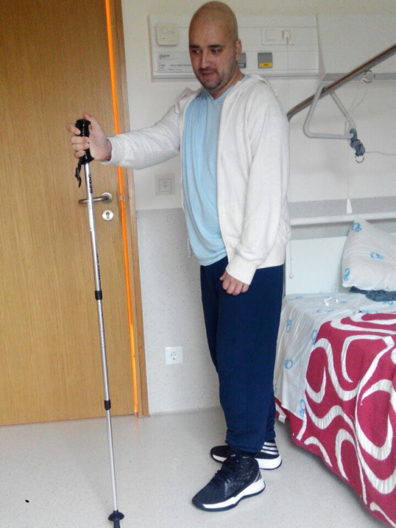 Micael Monteiro no Centro de Medicina de Reabilitação da Região Centro — Rovisco Pais, quando saiu da cadeira de rodas para substituí-la pelo bastão de caminhada