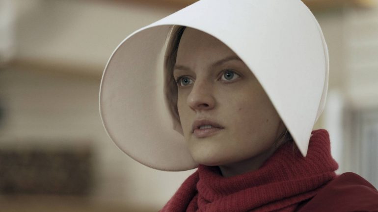 'The Handmaid's Tale' trata um futuro distópico em que as poucas mulheres férteis vivem em clausura sob o domínio de um regime ditatorial