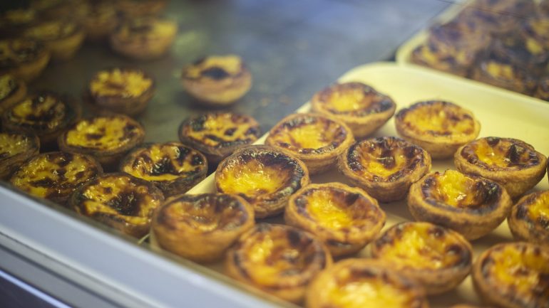 Infelizmente, os ducheses e as tíbias — dois dos doces mais conhecidos da Suíça — já tinham acabado. Ficam-se os pastéis de nata