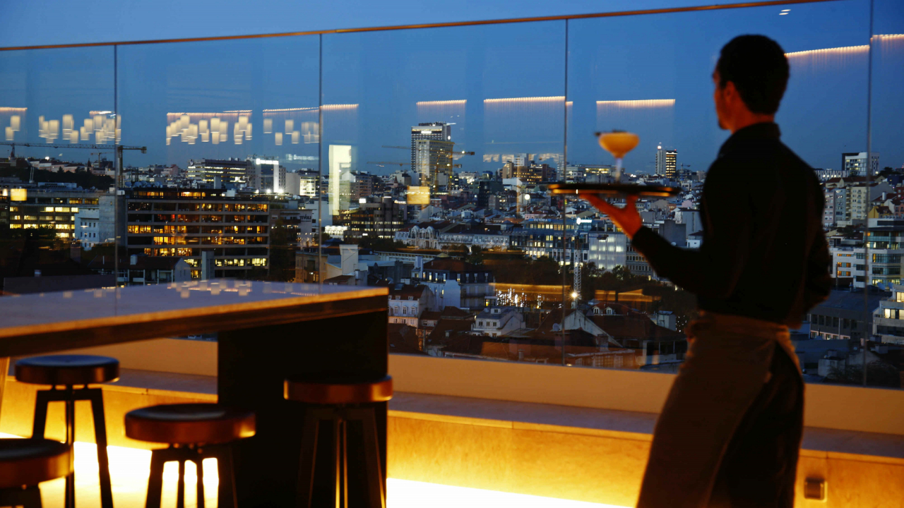 Lisboa, vista do terraço do Café Príncipe Real, onde pode deliciar-se com uma vasta carta de cocktails