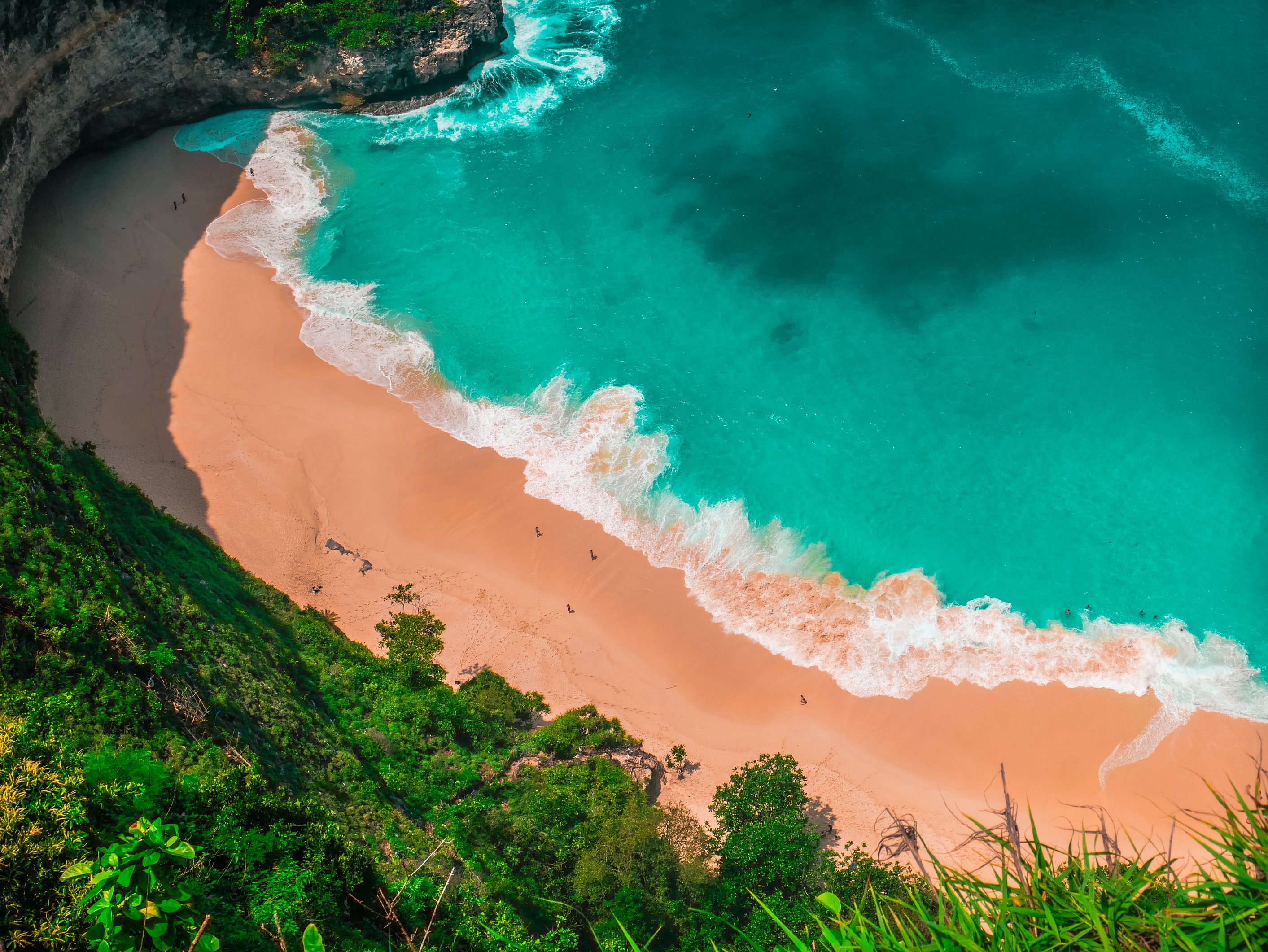 Águas cristalinas de Bali fora das fotos de férias no Instagram. Ilha fecha fronteiras a turistas estrangeiros