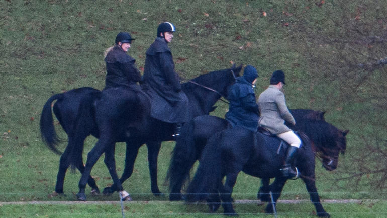 Príncipe André num passeio a cavalo com a rainha Isabel II