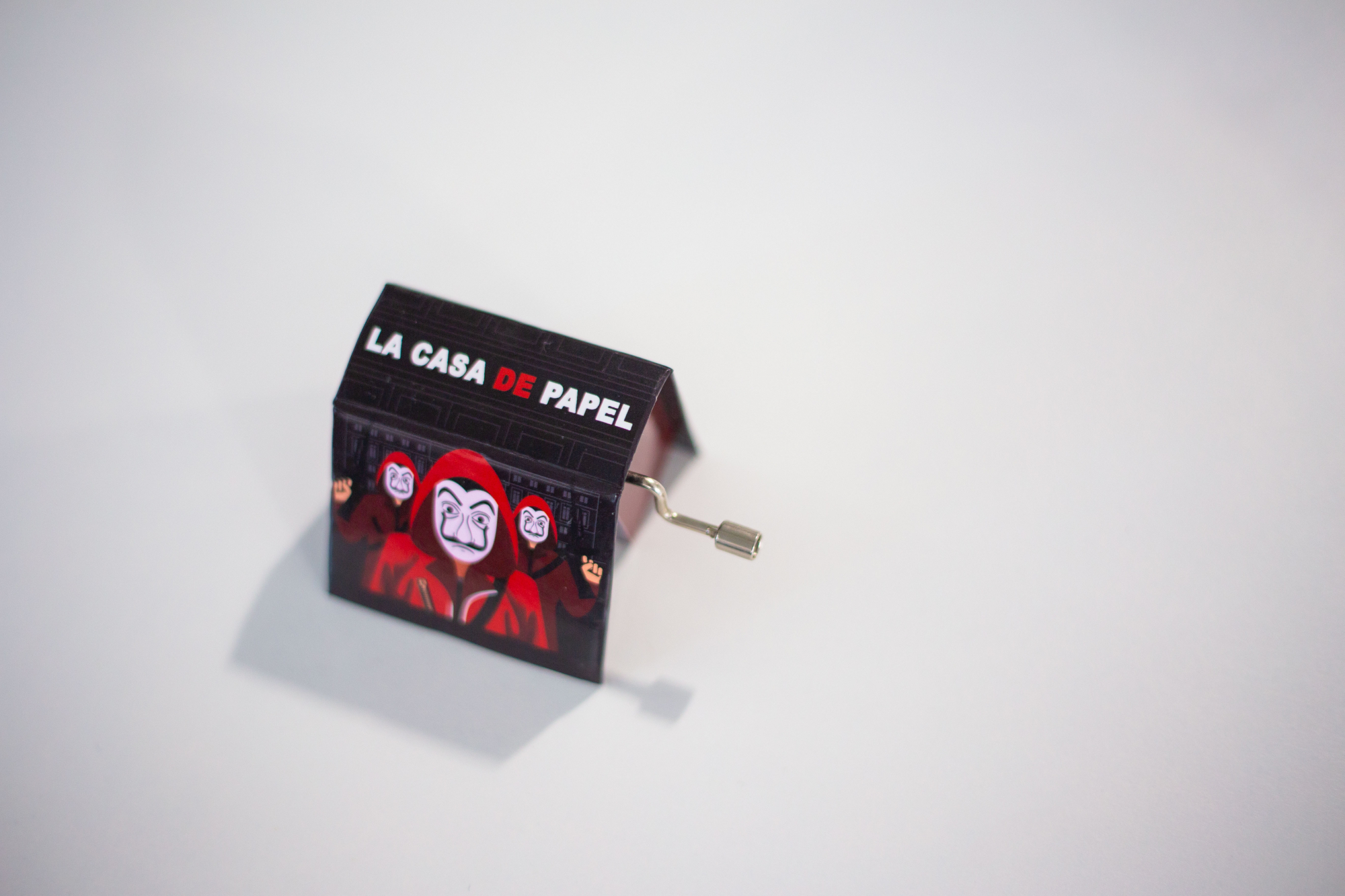 A caixa de música de “La Casa de Papel” que torna “Bella Ciao” numa canção de embalar