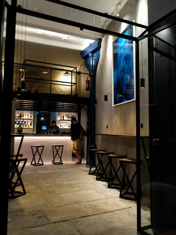 Com obras de Salvador Colaço nas paredes, o espaço tem 38 lugares sentados e uma extensa carta de bebidas mais populares e terá uma mais reduzida de cocktails de autor