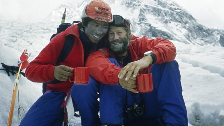Chris Bonington celebra a chegada ao topo do Monte Evereste em 1985