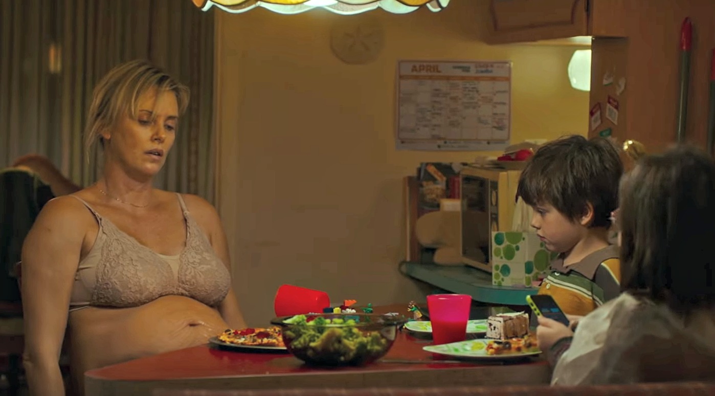 Crítica. Uma mãe com três filhos viu “Tully”, o novo filme que põe a cru a maternidade