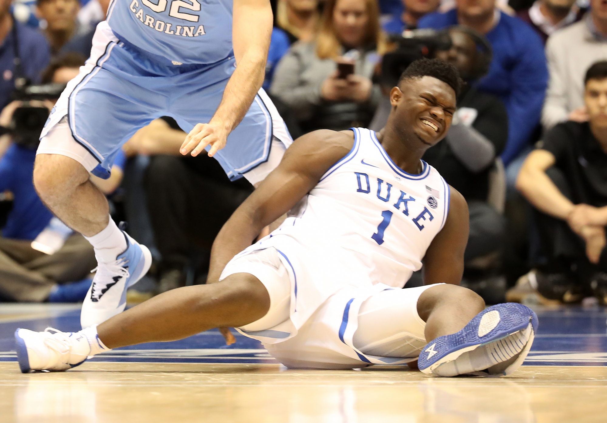 Ténis da Nike rebenta em jogo de basquetebol e lesiona jogador